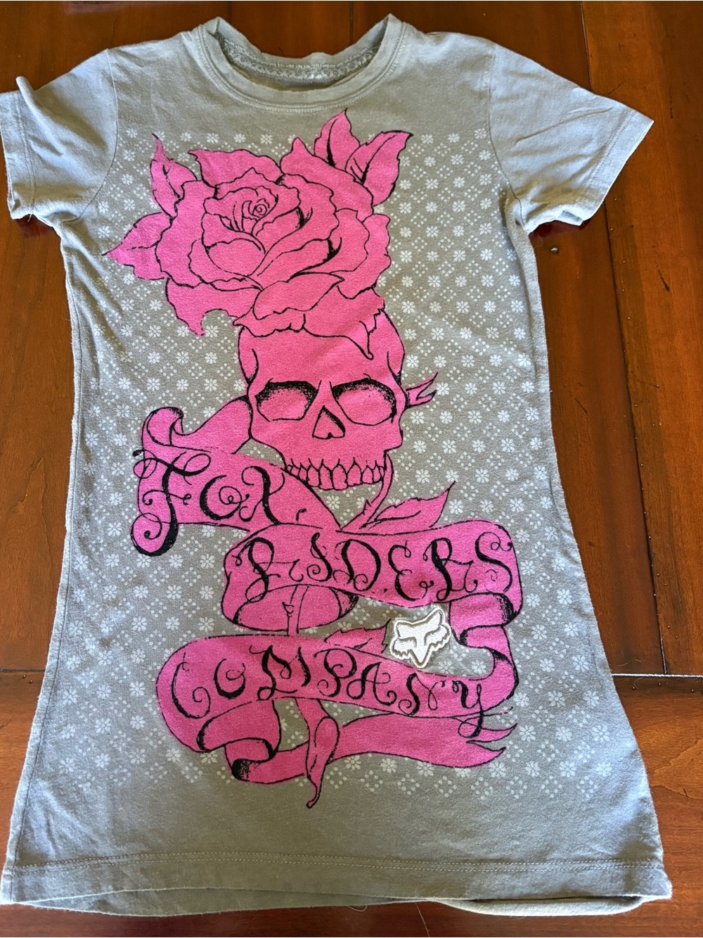 Fox Gray Short-Sleeve Tee with Pink Skull & Rose Graphic